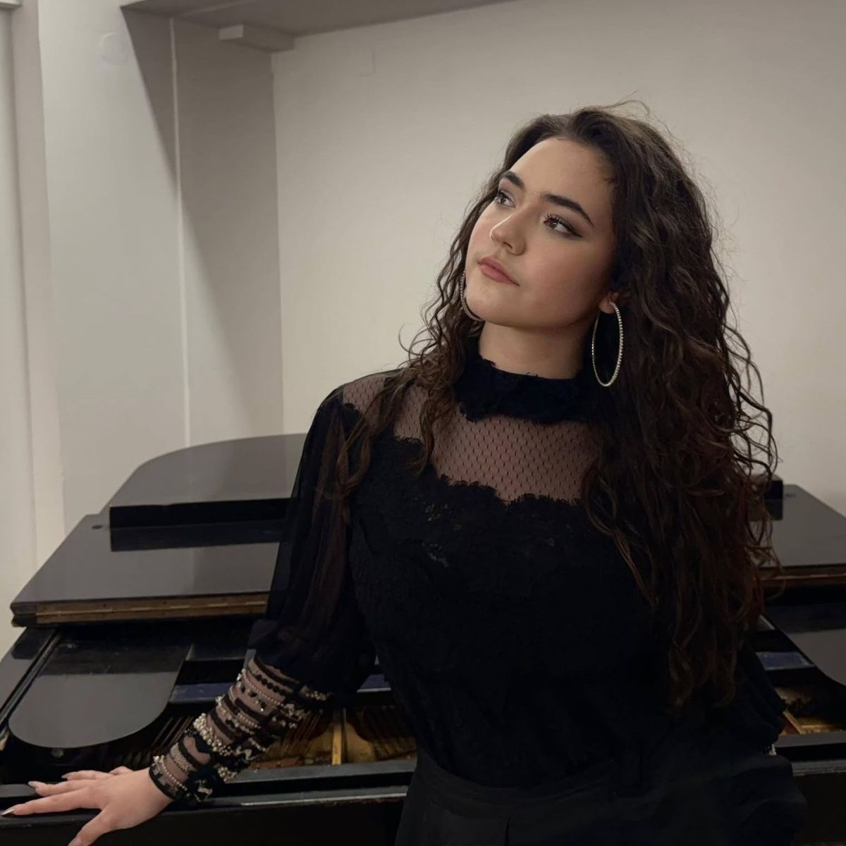 TIANA Turns Mixed Signals Into Self-Possession on “comme ci comme ça”