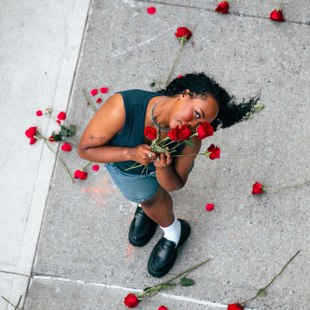 Tabi Harlowe Finds the Sweet Spot Between Shine and Ache on “So Pretty (It Hurts)”